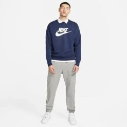 Nike Sportswear Club Fleece Futura Logo Crewneck Sweatshirt Midnight Navy - DQ4912 410 -Nike Store DQ4912 410 M3