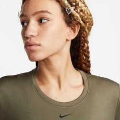 Women's Nike Therma-FIT One Long-Sleeve Graphic T-Shirt Medium Olive/Photon Dust/Black - DQ6178 222 -Nike Store DQ6178 222 M4
