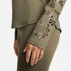 Women's Nike Therma-FIT One Long-Sleeve Graphic T-Shirt Medium Olive/Photon Dust/Black - DQ6178 222 -Nike Store DQ6178 222 M5